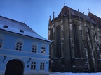 C'est une maison bleue, à côté de l'église noire...